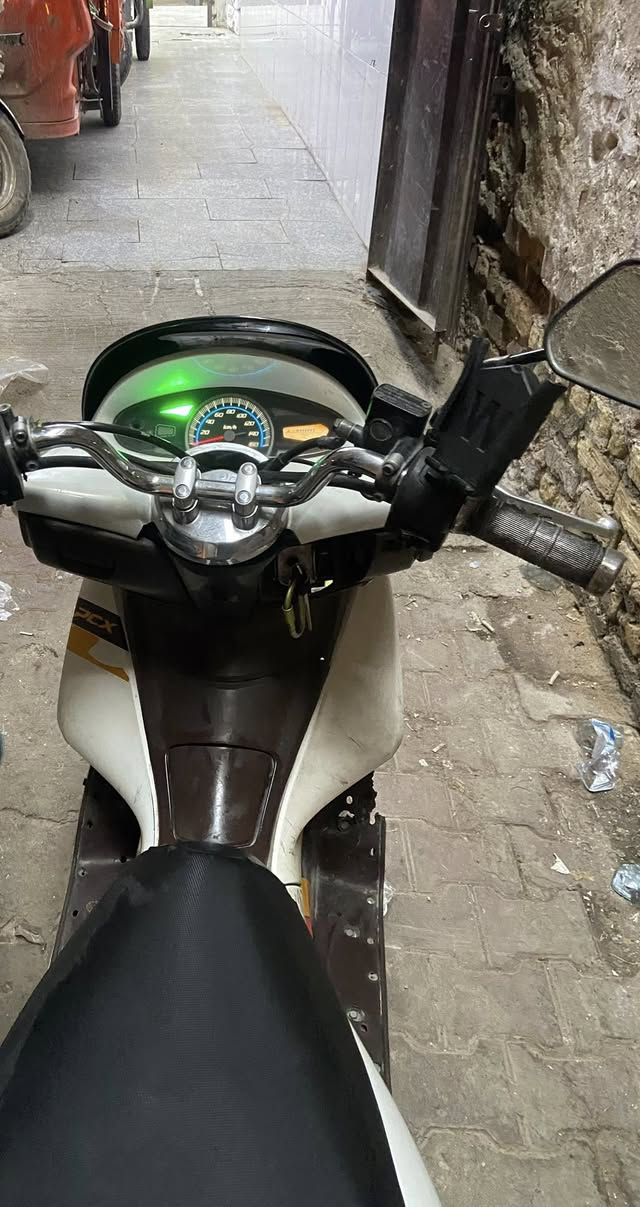 بي سي اكس جيل اول
دراجه مفوله مفوله 
مكينه مكفوله كهربائيات 
أستان حساس كلها شغاله 
بيها بس (الترايش شويه تعبانه والستان تعليك طاك)
سعرها 900 بيها مجال للشراي 
مكاني بغداد مدينه الصدر


**إذا كنت صاحب هذا الإعلان وتريد حذفه لأي سبب، رجاءا أرسل رسالة إلى الدعم الفني**