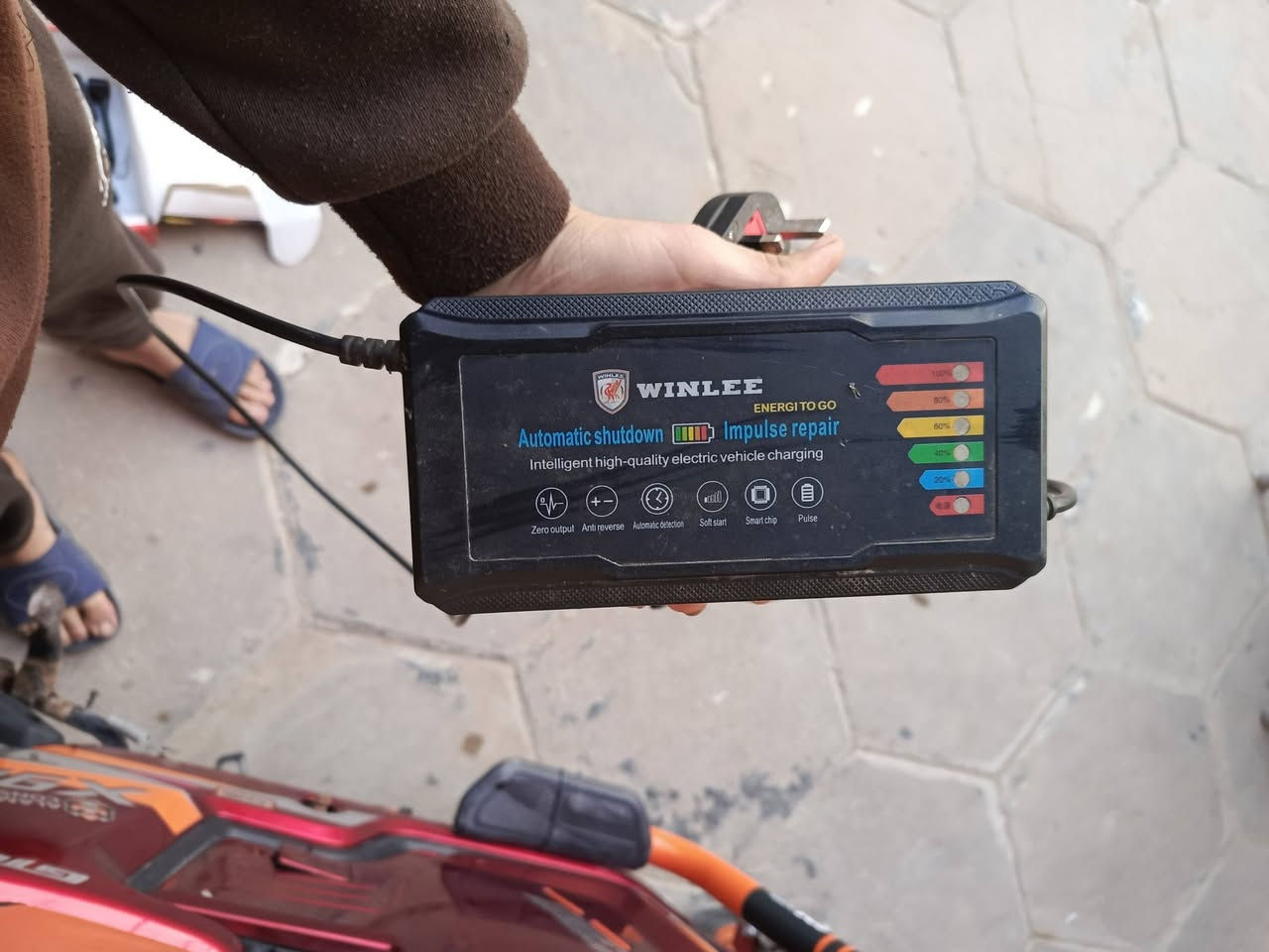 السلام عليكم ،،
عندي دراجة شحن للبيع ،،
اسم الدراجه إكس 900،،
بيها بك R فول مواصفات ،،
مابيها نقص عدا البطاريات 5 ،،
وعطلانات 4 باقيه وحدة ،،
السعر الدراجه النقد 700 وبيها مجال لان ،،
محتاج ،،
المكان بغداد فلكت حي النصر ،، 
***********
