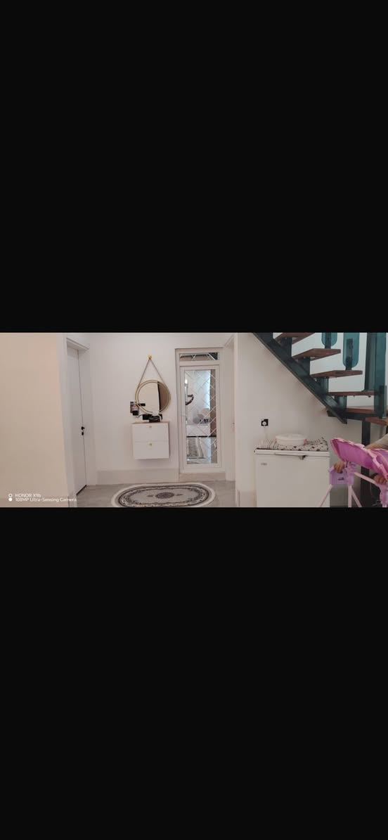 🏘🏘بيت للبيع ديالى خانقين / سيروان 
فرع خلف الجامع رسول الاعظم  بالبداية 
مساحة 200 متر طابق ونص بناء حديث 

طابق الاول 
2 غرفة نوم واستقبال وصالة داخلية ومطبخ حار وبارد ومجمع صحيات داخلي وخارجي 
وحديقة وكراج سيارة 
طابق الثاني 
1 غرفة نوم وبيتونة 

علماً بناء حديث وفول سيراميك وسقف مغربي 

السعر / 70 مليون بي مجال 

للأستفسار اكثر اتصال بالارقام فقط 
***********
***********
مكتب فريا موفق للعقار
