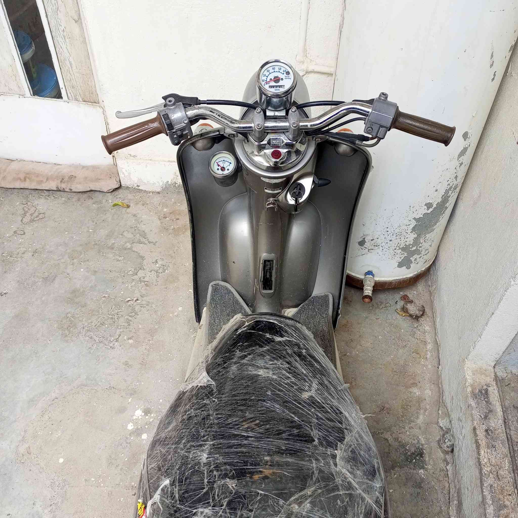 سلام عليكم ورحمه الله وبركاته 
عبد الحليم دراجه رمبه دبل سكليتر كابريتر بلادي صالنصه بلادي محرك ممفتوح سلف كهربيات كله شغال ٤٥٠ بي مجال قليل مراوس هم يرهم اب موبايل ***********
