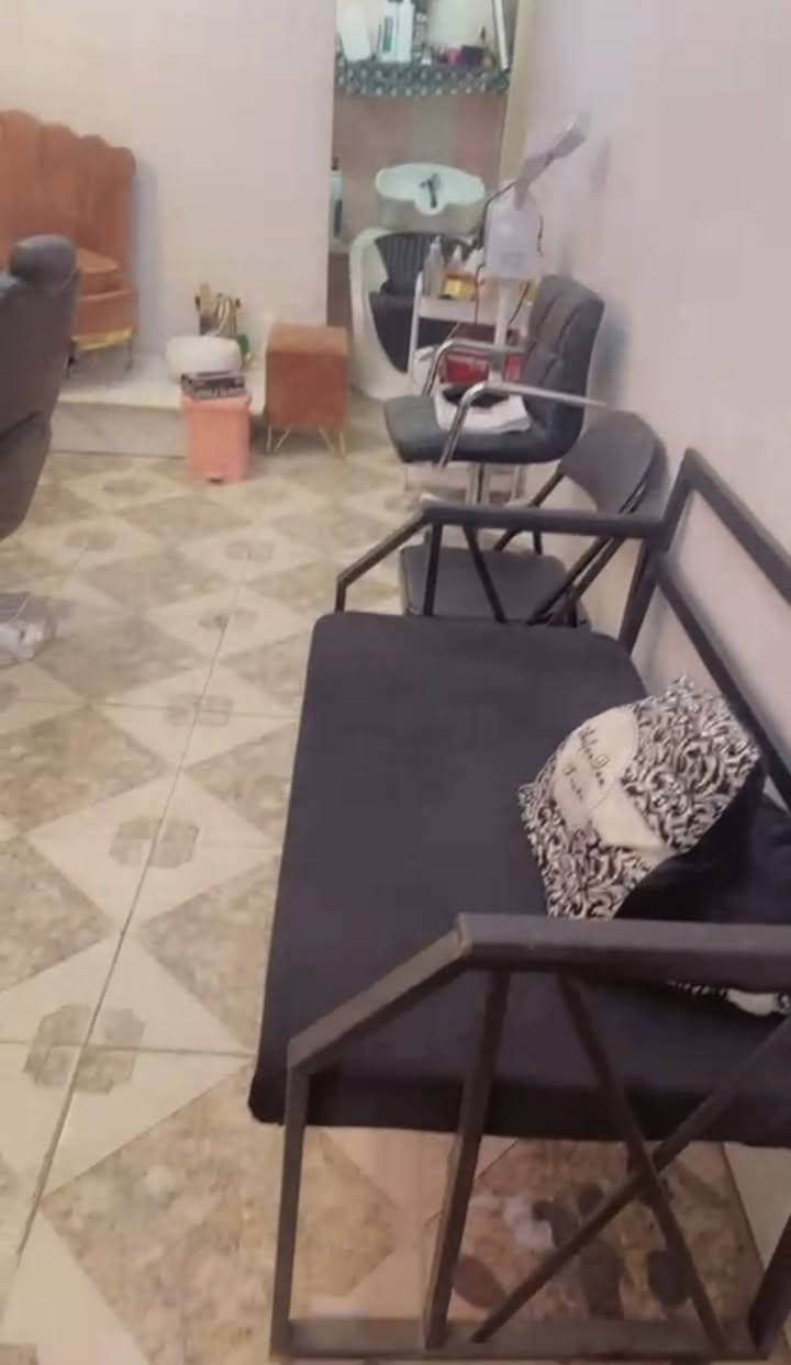 صالون كامل للبيع مع المواد والاغراض السعر مليونين فقط مساحة المحل ٣*٦  مكانه الدورة/شارع الصحة/مقابل حلويات ابن نايف
للاستفسار:***********
