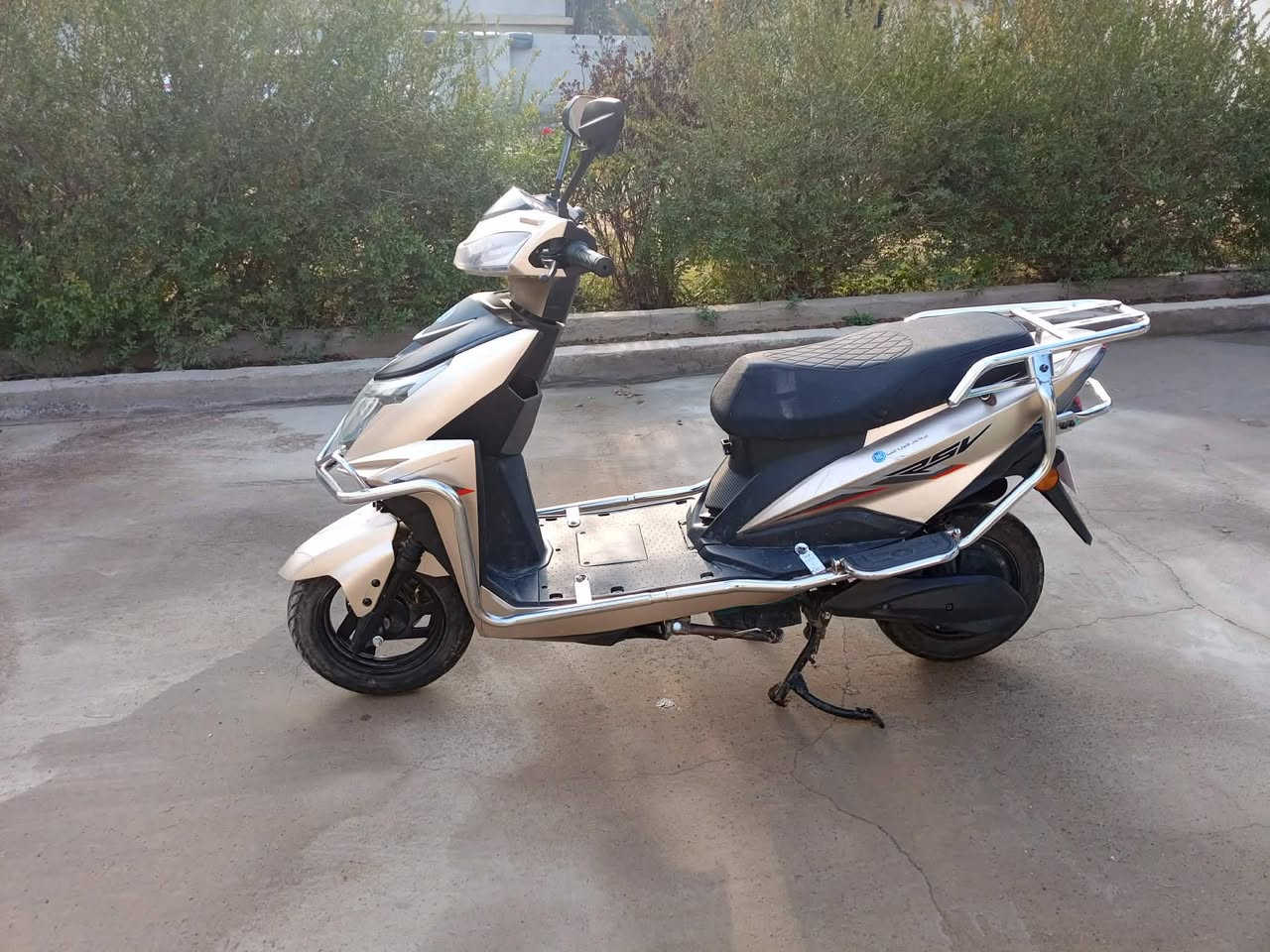 دراجه شحن للبيع السعر 900وبيهه مجال 6بطاريات سرعه 85 حقيقه 25v) ‏(‪***********‬‏)
