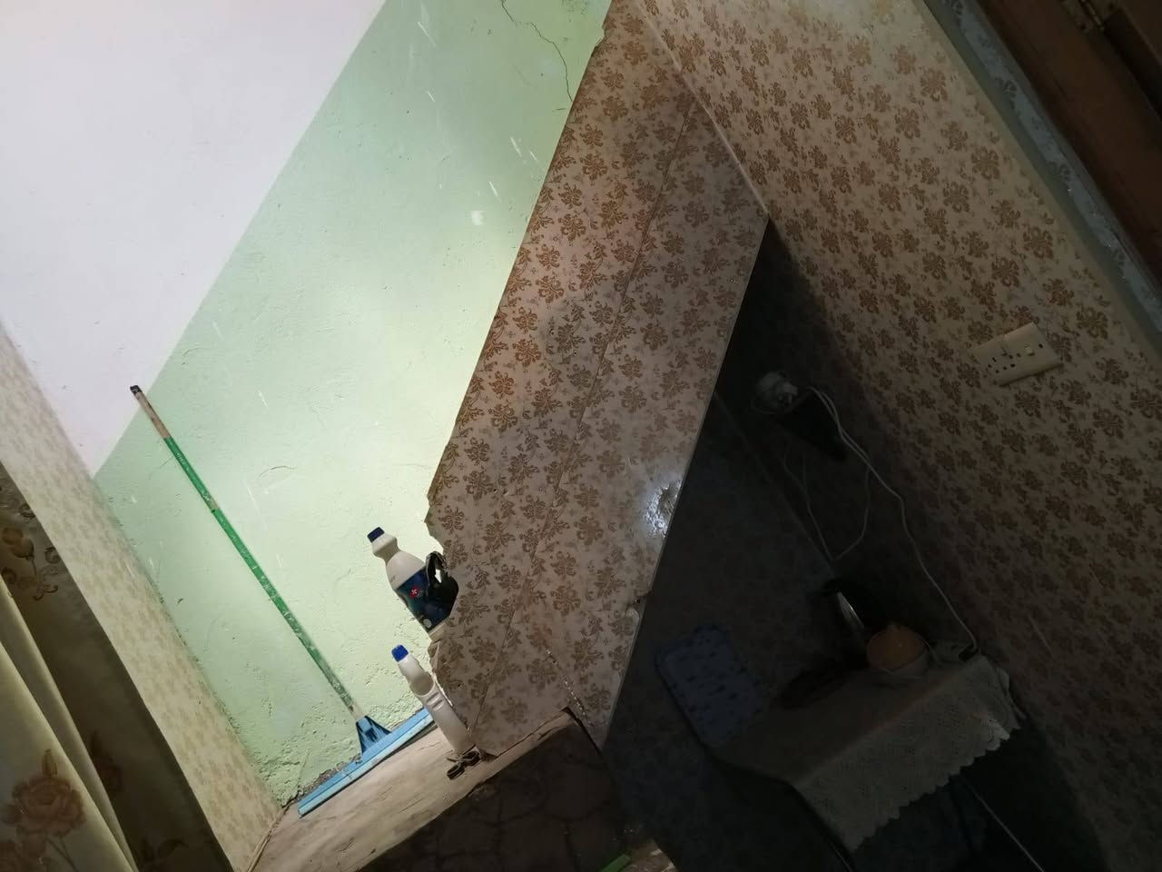 بيت للبيع 60 متر يتكون من غرفه وصاله ومطبخ بي درج دخاريج دخليه ومكشوفه وطارمه صغيره بعلو لفحل قريب علا جسر أمام علي رقم تلفون *********** سعر ب25
