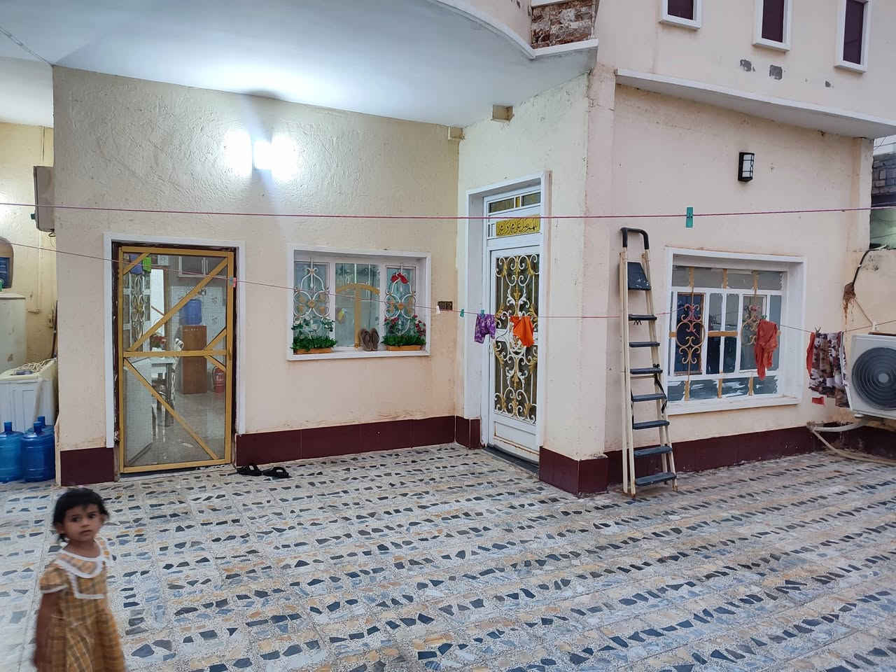للبيع مساحه 200 متر غرفتين وصاله ومطبخ واستقبال وحمام داخلي وصحيات خارجيه بناء حديث بجانب مجمع بيسان الفتاحيه.                                          ***********
