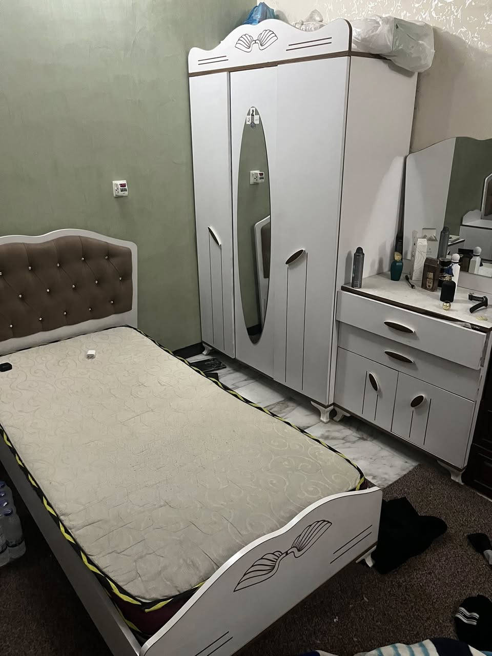 سلام عليكم غرفه  نظيفه كما بالصوره حي الاعلام  ***********
