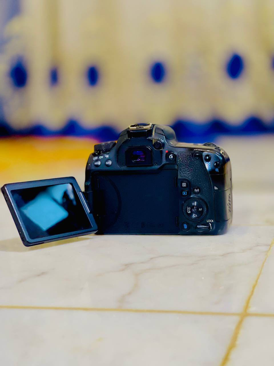 السلام عليكم متوفر كامرا كانون d77 مع عدسه 70-300 وعدسة فيديو 18-135 للبيع الكامرا مع كامل الملحقات بحاله جيده وايضاً بلاضافه ستاند وبطاريات عدد 2 السعر 650 للاستفسار مراسلة الصفحة او الاتصال ***********
