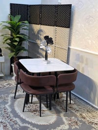 طاولة طعام ٤ كراسي • سطح مرمر • كراسي جلد