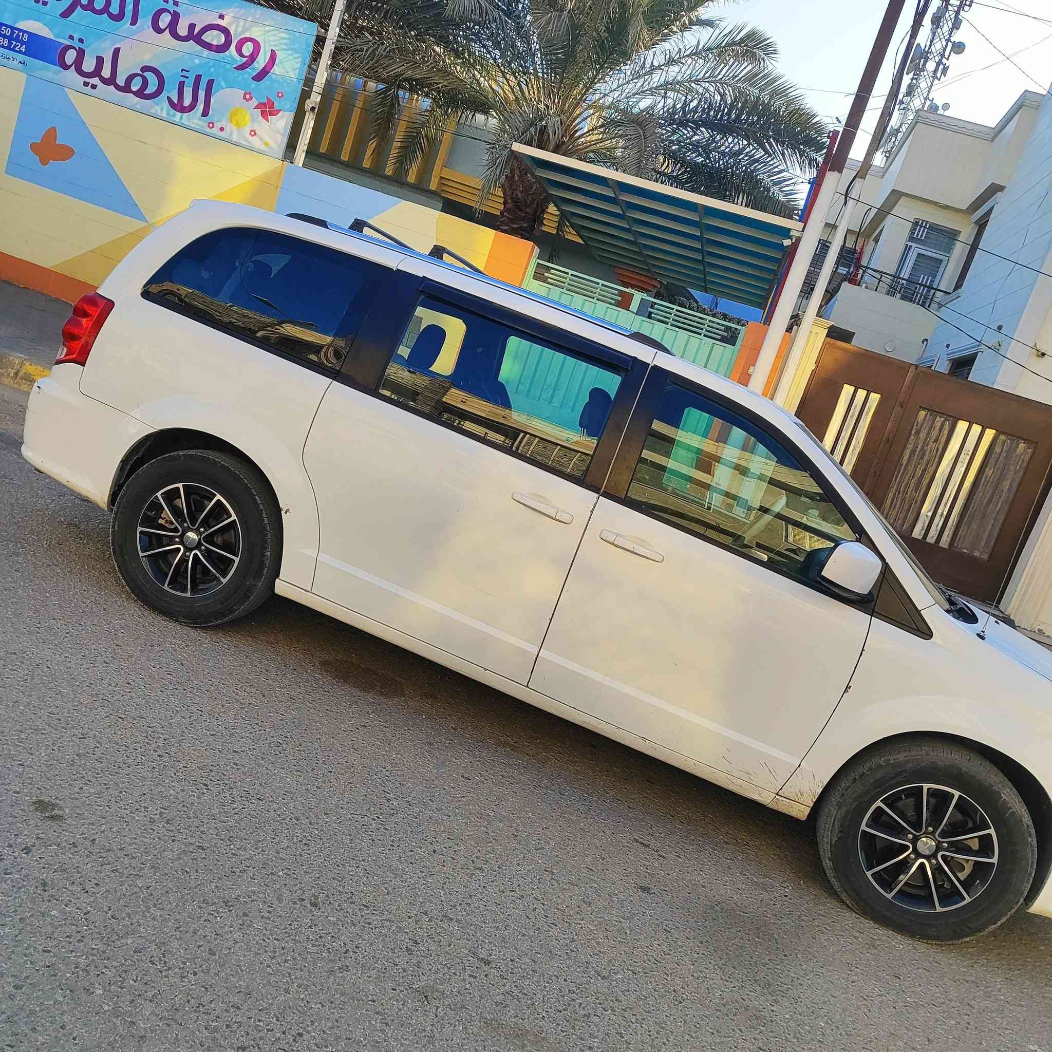 السلام عليكم دوج كرفان موديل 2018 مكينة 3600 مواصفات شاشه كامره خلفيه تحكم ستيرن  جهتين تبريد 3قطع سبعة 7 راكب كشن كهربائي شاشه قلاب حداديه خلفي امامي جديده كهربائية فول شغال تخم تاير رقم نكليزي سعر158 العنوان كربلاء ***********
