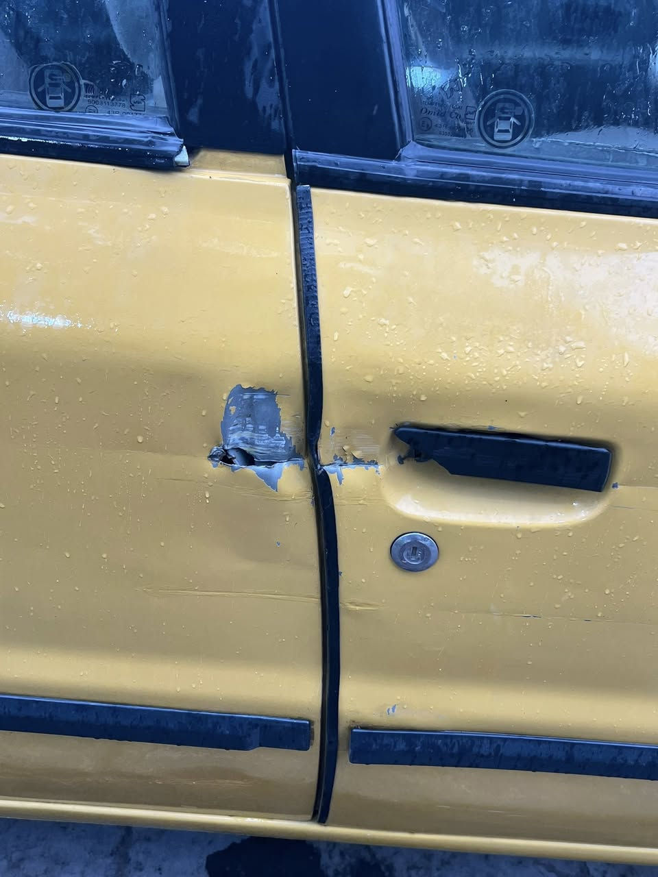 السلام عليكم 

سمند موديل 2012 بدون صبغ السيارة نضيفة يرادلها ترتيب بيها طخة بلباب موضح بصورة مصفرة هيئة وغرامات ب اسمي تحويل مباشر السعر 38$ مكان السيارة بغداد مدينة الصدر اي استفسار ***********
