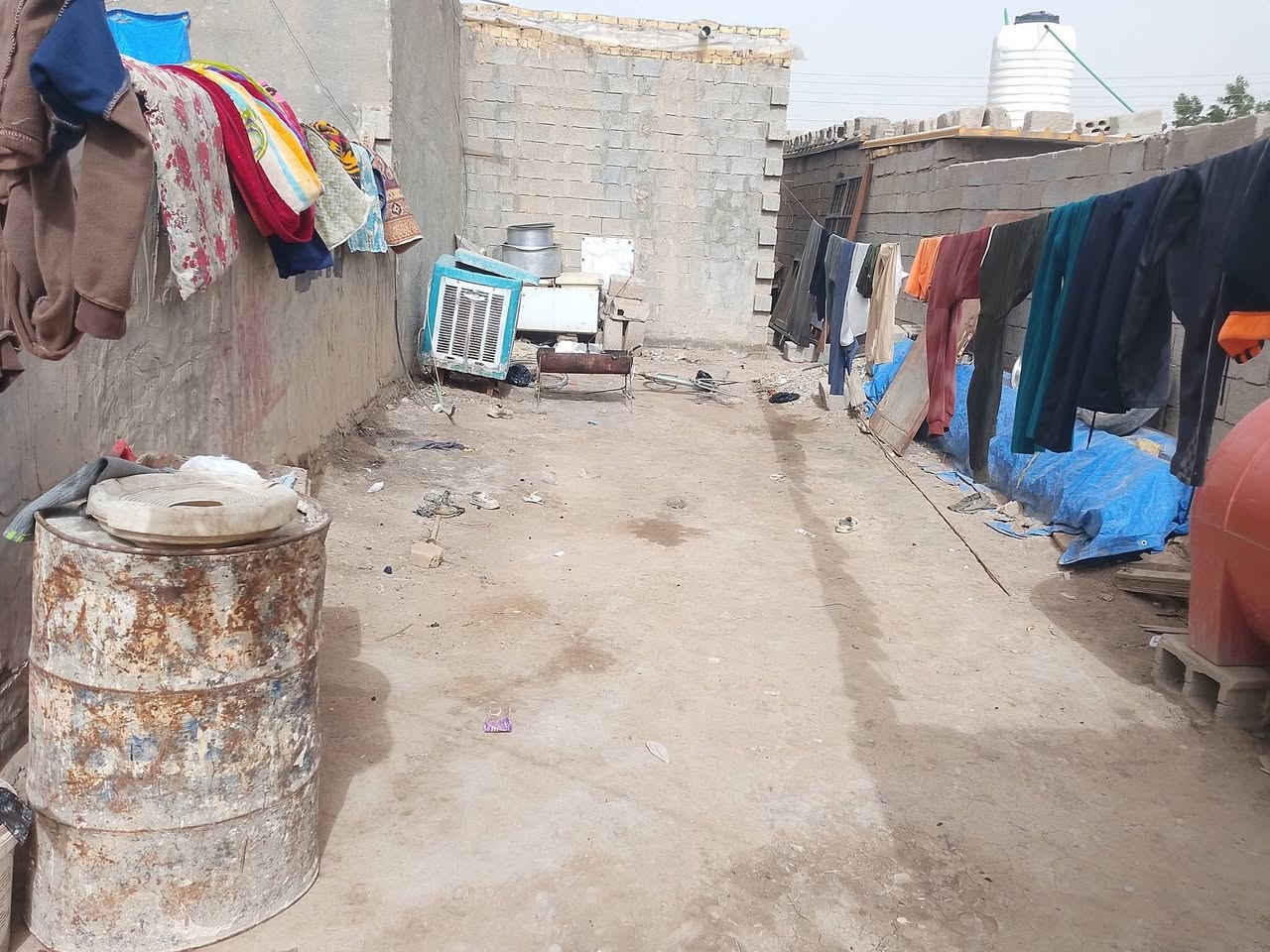 السلام عليكم بيت البيع مساحته 300 بي غرف نوم 3 صاله مطبخ واستقبال مكان قريه سيد شويع 
الرفاعي ***********/***********
