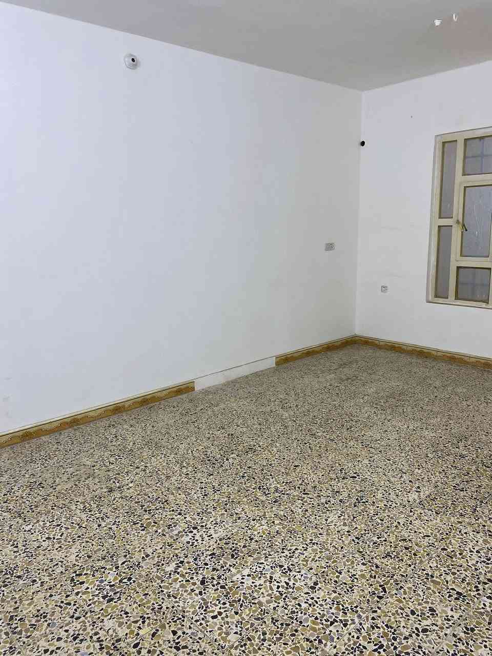 دار للايجار طابق ارضي 200 متر في الكوت الجديده اول بيت علا شارع الاقواس ***********
