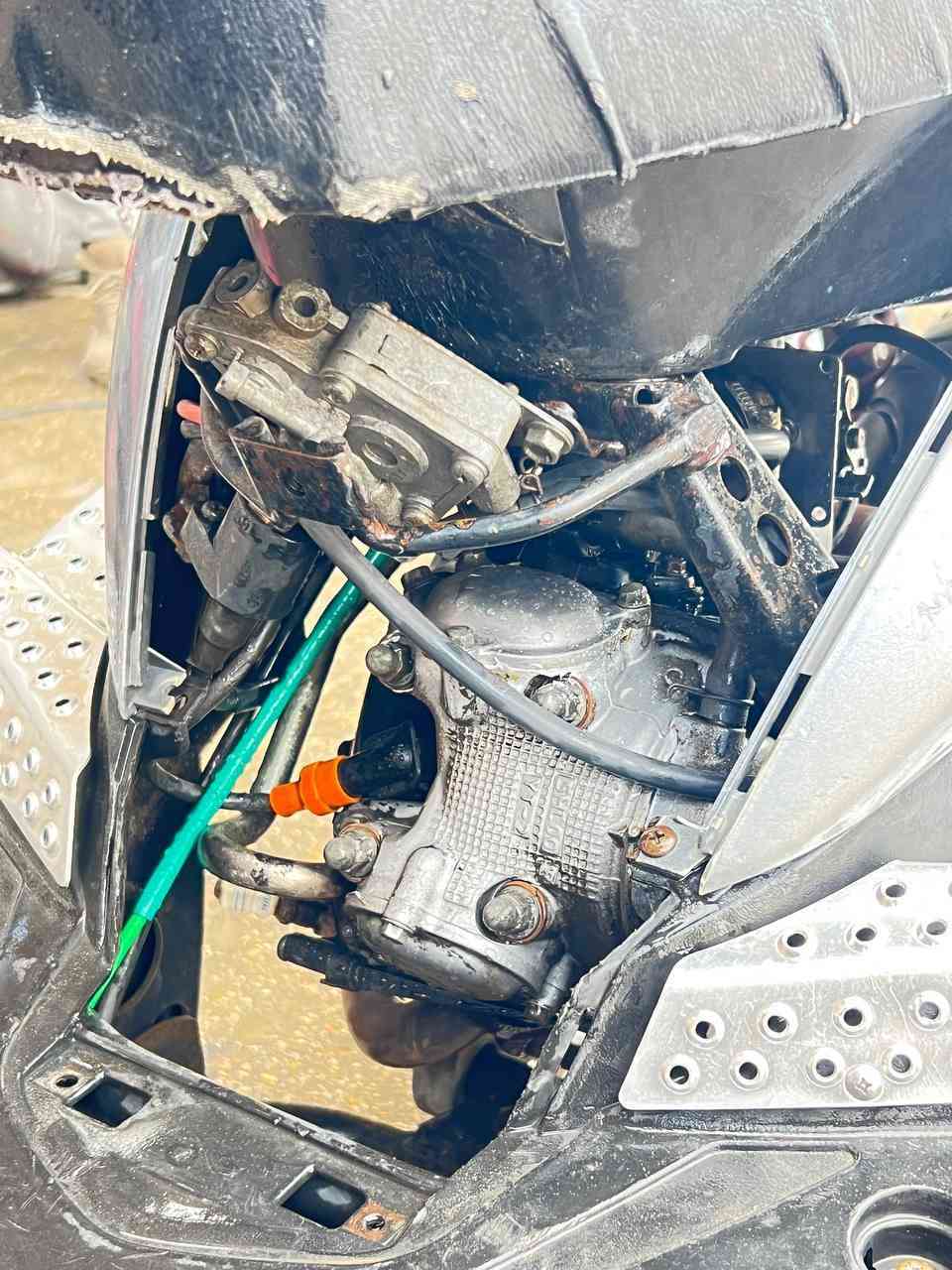 دراجة ماكس ثعلب للبيع 
مرقمة وكاملة وتحويل ثاني يوم 
المكينة مفتوحة ومجفتة تجفيت مضبوط صار سنة تقريبا 
كلجات بلادي 
كابريتر لبلادي موجودة ولدراجة محولها كابريتر ايران 
الدراجة بيها صندوك مثل ما موضح بالصورة ومرايات 
وباتري جديد نوعية فول 
«(ملاحضة)» 
 بس يرادلها المثلث الامامي و المثلث لجوة الكشن الي يم الكور 
الاستفسار 
***********
***********
السعر 
650 الف وبيها مجال 
مكاني الفلوجة حي نزال
