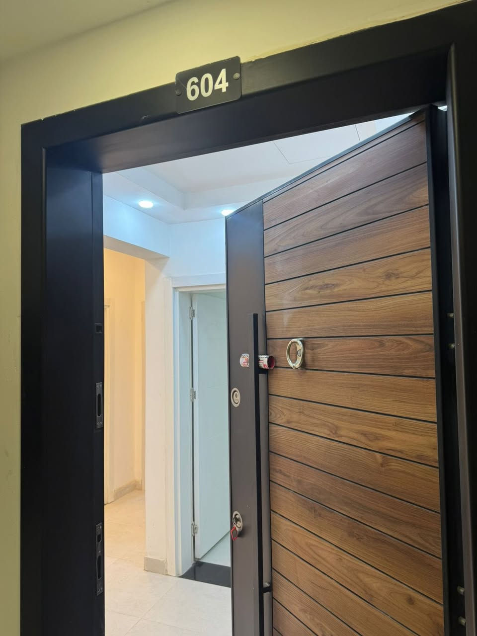 شقه دار السلام السكني شارع مطار المثنى
المساحه 133 ونص

D5 الطابق السادس واجه مول

غرفتين +صاله+ لوندري+ حمام 2+2 بلكونه

السعر 120 مليون
للاتصال او الاستفسار
***********
