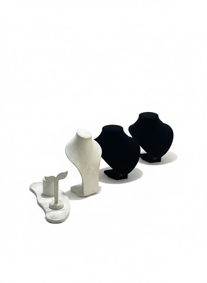 سعر الخلفية :300 الف شرط خشب ثقيل وقوي
يجي مع كل خلفية كوشة ستاند ستائر حديد قوي 
ويجي وياهه بكج طاولة كامل يتضمن 
١- دف عدد ٤ 
٢- شمعدان شموع عدد ٣ 
٣- مقدم كيك مزخرف + سكين ومعالق مزخرف + كلاص مزخرف 
٤- ملكانه لتعليق الذهب 
٥- قند مزدوج 
— يعني مشروع كامل مكمل يحتاج فقط شازلون و طاولة وتتوكل على الله واذا تريد تحول الكوشة خاصة بالحنات تجيب ستائر حمر — السعر ثابت — قفل قفل — اسعارنا ارخص شي بالكروبات والصفحات غيرنه يبيع خلفية الكوشة ب ٨٠٠ 
واتس اب او اتصال ***********
