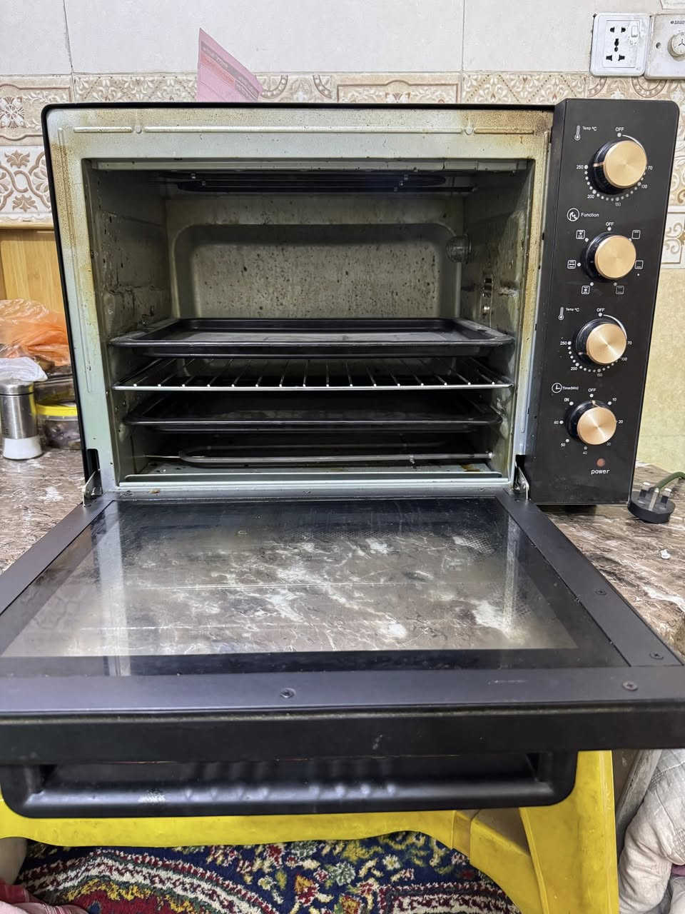 فرن كهربائي شركة امبيليوم مستعمل نظيف كامل ملحقاته وياه وضمان سنه بي السعر 100 الف  عنوان بغداد حي البنوك للتواصل ***********
