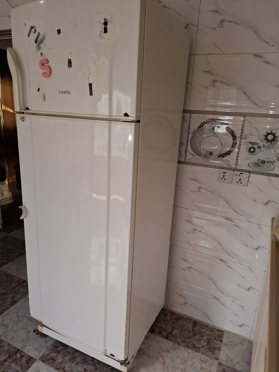 ثلاجه للبيع حجم كبير نظافه عنوان  قرتبه قريت خضران ***********
