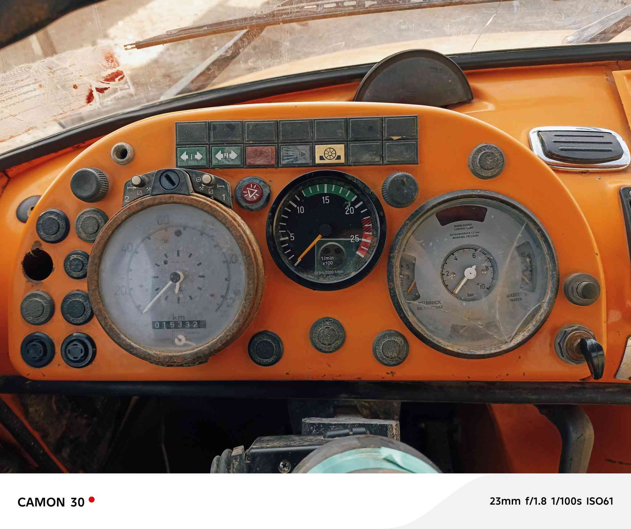 السلام عليكم البيع  ابو ردين جديد على وضع الشركة  جديدة مكفولة كفالة عامة من كير ومحرك وكسن وشاصي وقمارة بل جيس موديل 86 السيارة جديدة 6طن المكان بغداد رقم الاتصال، ***********،
