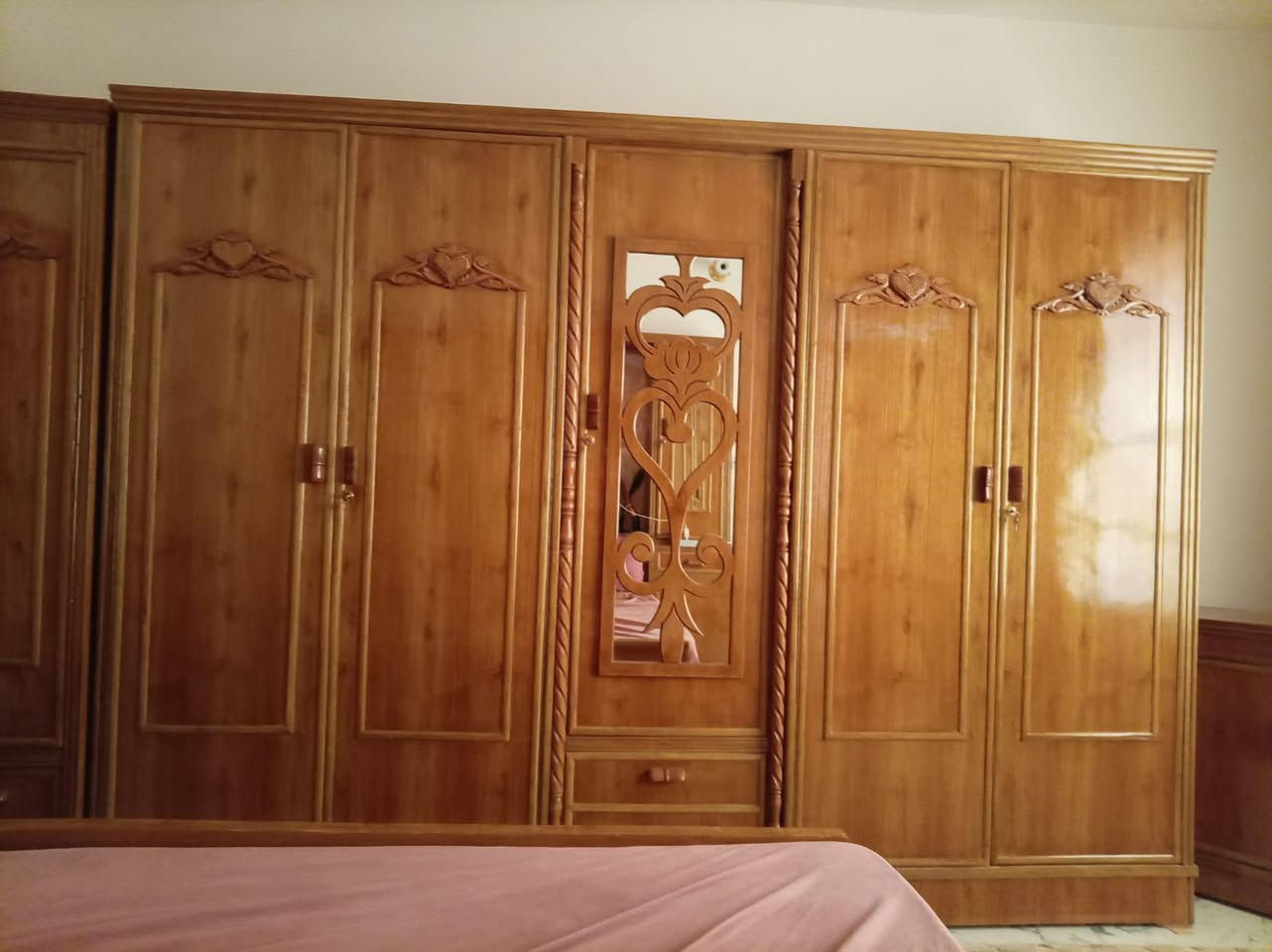 غرفه للبيع نجاره عراقي مستخدمه شهرين لا اكثر سعرها مليون و200وبيها مجال 
رقم الهاتف ***********
العنوان حله حي الرضا
