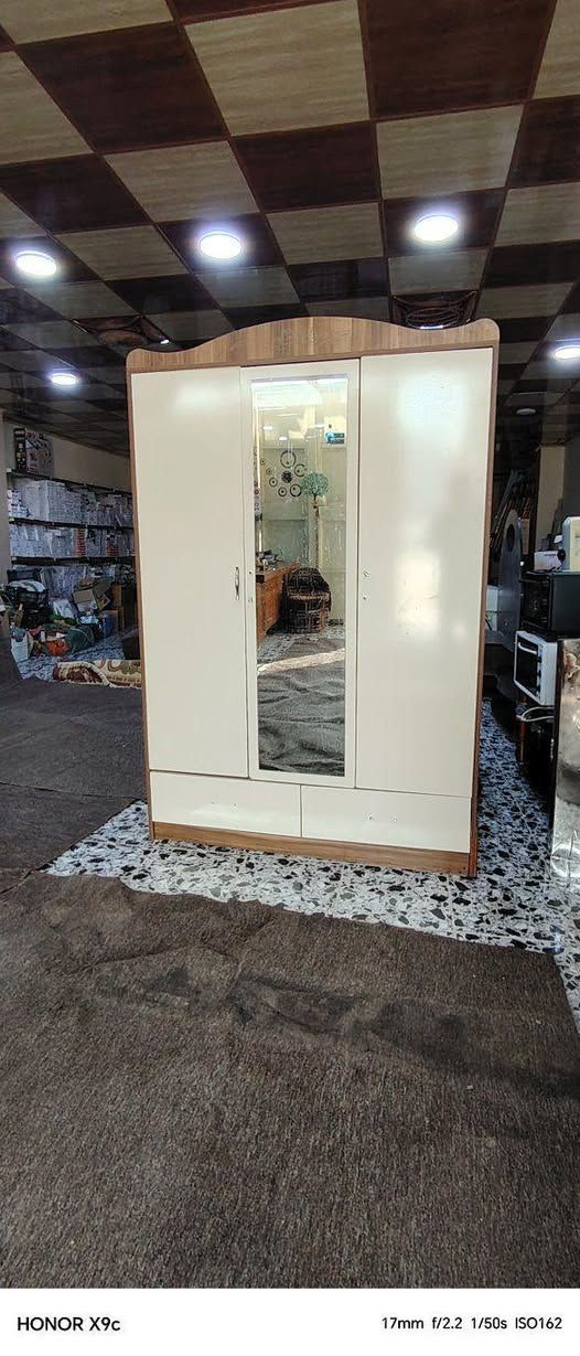 كنتور ثلاثة باب تركي قياس العرض متر و٣٥ وارتفاع مترتين السعر ٧٥ العنوان خانقين بانميل للاستفسار *********** خناقين, ديالى
