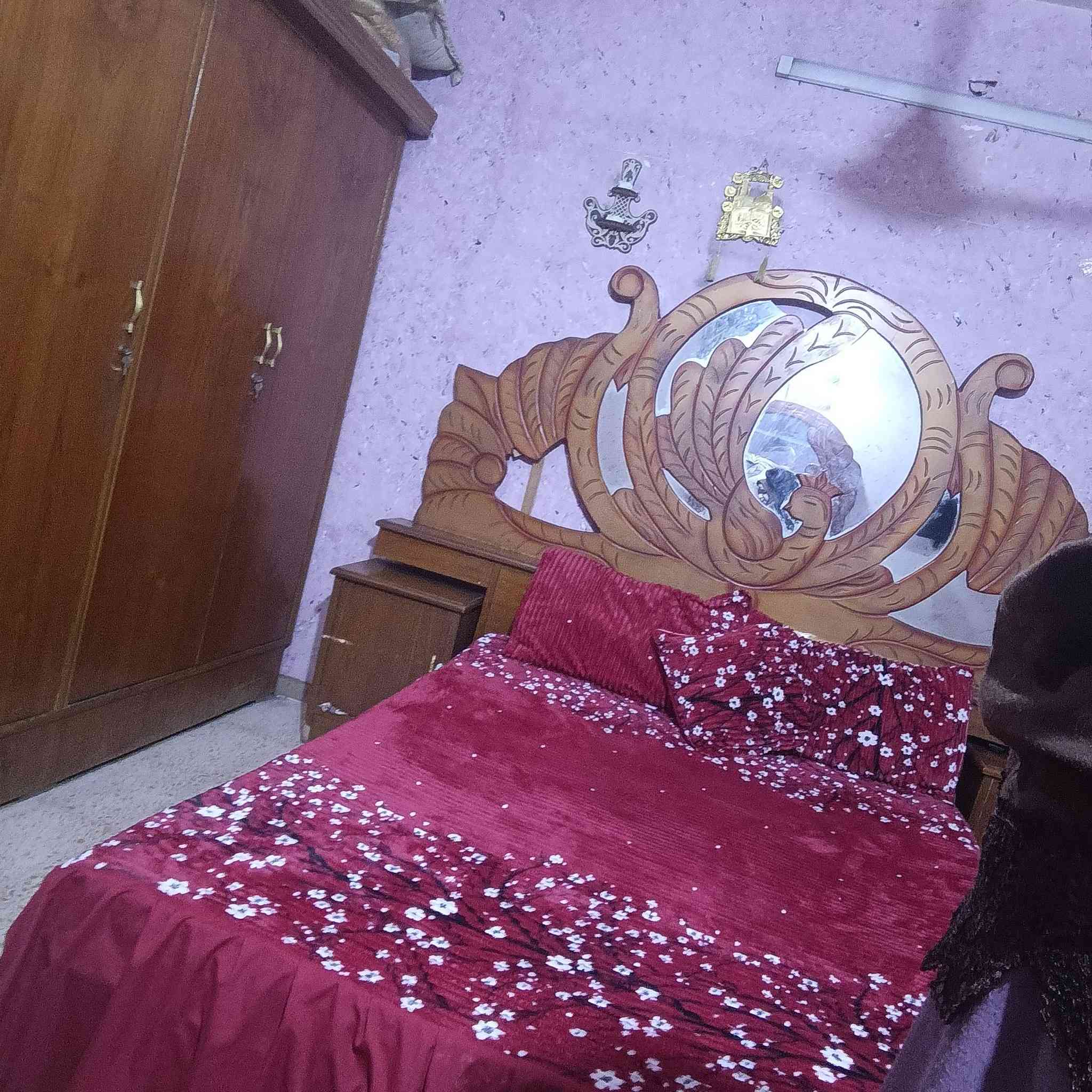 السلام عليكم غرفة نوم مستعمله للبيع
ماعدة الكنتور 
مكاني بغداد مدينة الصدر قطاع 7 شارع الفلاح 
سعر 200مع دوشك 
***********
ما توفر واتساب فقط اتصل
