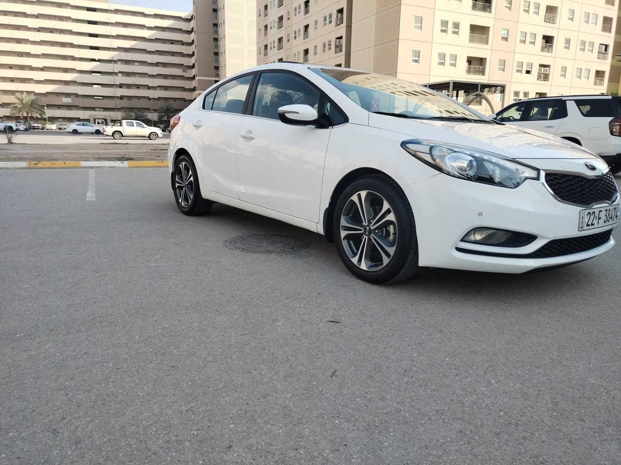 سلام عليكم للبيع كيا سيراتو موديل 2014 فول موصفات عدا بصمه رقم اربيل بأسمي سياره  مكينه 1600 دوش 
لد امامي خلفي شاشه وكامره خلفيه 
تبريد امامي خلفي مري شفط
تحكم ستيرن جهتين ثلث انضمه قيادة
خمسه ويل كب + فتحه سقف 
كير مكينه تبريد مكفولات 
سياره بيها صبغ بين الباب وجاملغ عندي صورها قبل مااصبغها 
مكان سياره بغداد مجمع بسمايه 
وسعر خاص او اتصال (***********
