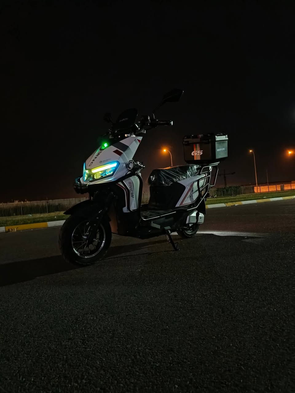 السلام عليكم 
دراجه للبيع فول مواصفات:

بيه نضام بك (R)يعني الدراجه ترجع وره ✅
بيه نضاف البارك(P) ✅
بيه مثبت سرعه ✅
و اشاره يمين يسار و كلش مميزه ✅
و تشغيل عن بعد و 🔒 و فتح و انذار عن طريق البصمه و بالمفتاح قفل استيرن و فتح الصندوق ✅
و اكو صندوك جوه المقعد و صندوق اني شاده لي وره يعني لا تهتم بالمسواك ✅ 
و بيه أربع عدسات بلادي و اني ضايفله اثنين خارجيات يعني 6عدسات كلش قويات و بيه عالي و ناصي و رماش✅
و البريك دسك أمامي خلفي دهن كلش قوي✅
و دبلات أمامي خلفي رياضي ولا تحس بالطسه✅
و شادله درع كل الدراجه و مسند للرجل السايق✅
و بيه شاشه تقره السرعة و تقره العطل و تبينك نسبت الشحن 🔋🔌✅
و اني شادله مرايات كاربون فايبر و كم قطع بالدراجه هم بيه كاربون فايبر و كلش مميز و يطي طابع رياضي ✅
و تايراته عراض و جبلي✅
وبيه ستاند جانبي و ستاند تعليك✅
‏‪
السعر على الخاص هذا الرقم ***********‬‏ دزي و تدلل 
مكاني بغداد بسمايه
