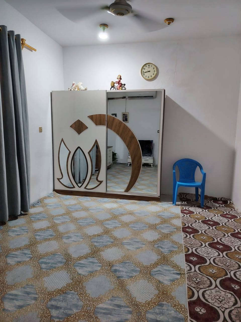 بيت زراعي للبيع المساحه230 م بي وصل بلديه وكافة الخدمات متوفرة المكان ناصريه حي السبل يحتوي على مطبخ وصاله وغرفتين نوم وطارمه جبيرة وحديقه بس الاستقبال مكامله السعر 65 وبي مجال قليل الشراي يتصل على الرقم *********** بي واتساب
