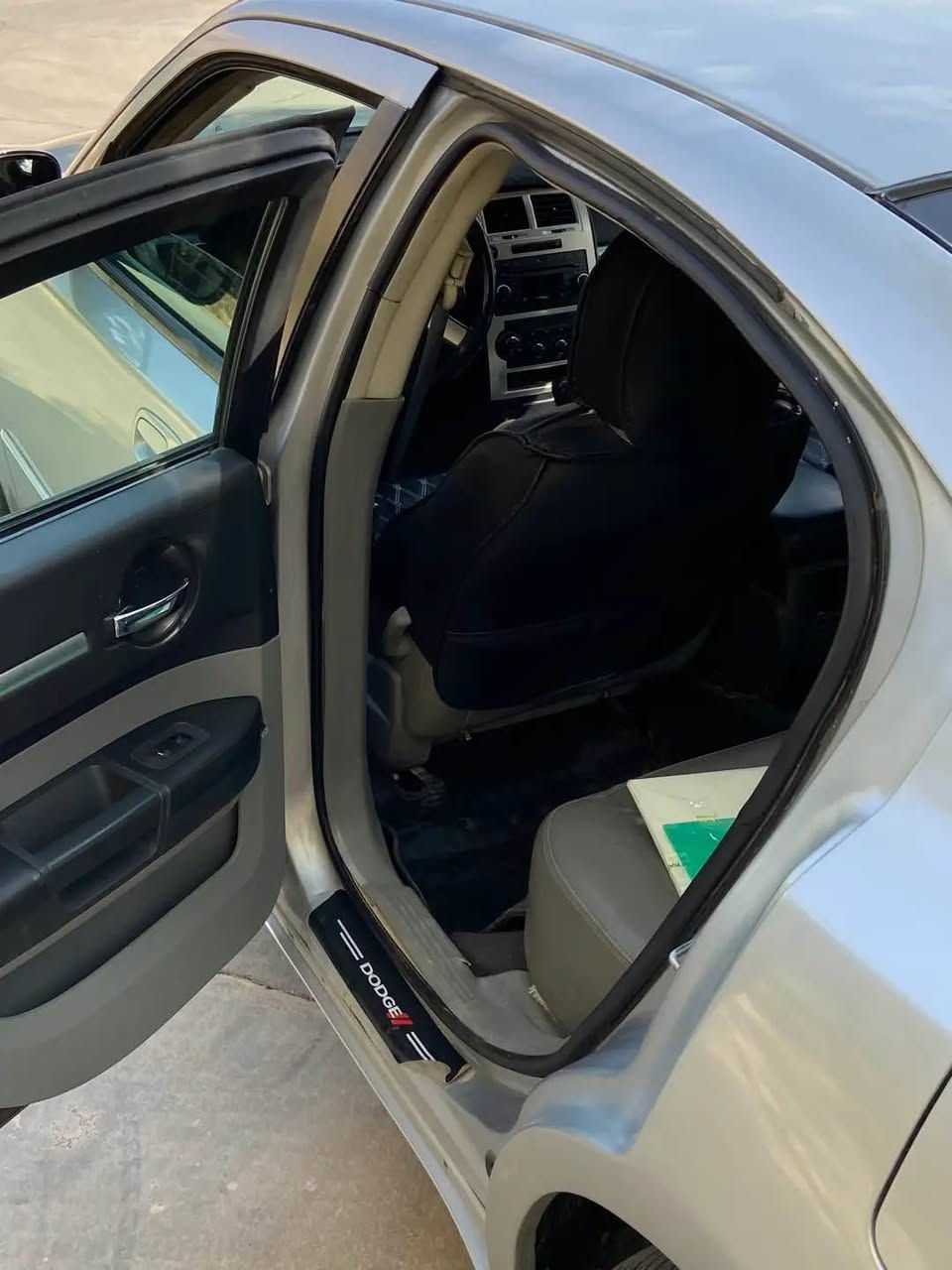 سلاو رێز 
دۆچ چاڵینجەر مۆدیل ٢٠١٠ 
گێر و مەکینە بەشەرت هەشت پستۆنی مەکینە هێمی سەنەوی سالێکە بەسەر چووە ساحێبی سەنەوی دیار نیە بۆیاخی سێ بۆ چوار پارچەیە من بە عام دەی فرۆشم نرخی سەیارەیەکی براوەی دوبیە 53 و کەمێک مەجال بۆ کەسێک کە موشتەریە بۆ بەناو کردن و پرسیاری ئەوەی ساحێبی کیە نازانم بي شۆینی سەیارەکە لە کۆیەیە
***********
*********** واتسئەب كويسينجاك, أربيل
