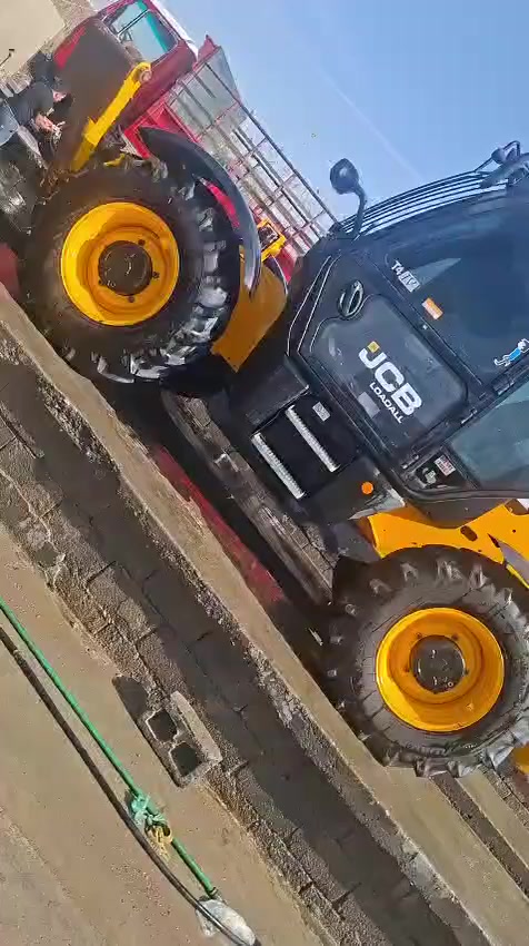 للبيع رافعة شوكية سلايت 14م موديل2016 محورة بم ونوزل مابيهة اي نقص كبل للشغل مع تخم تاير***********
