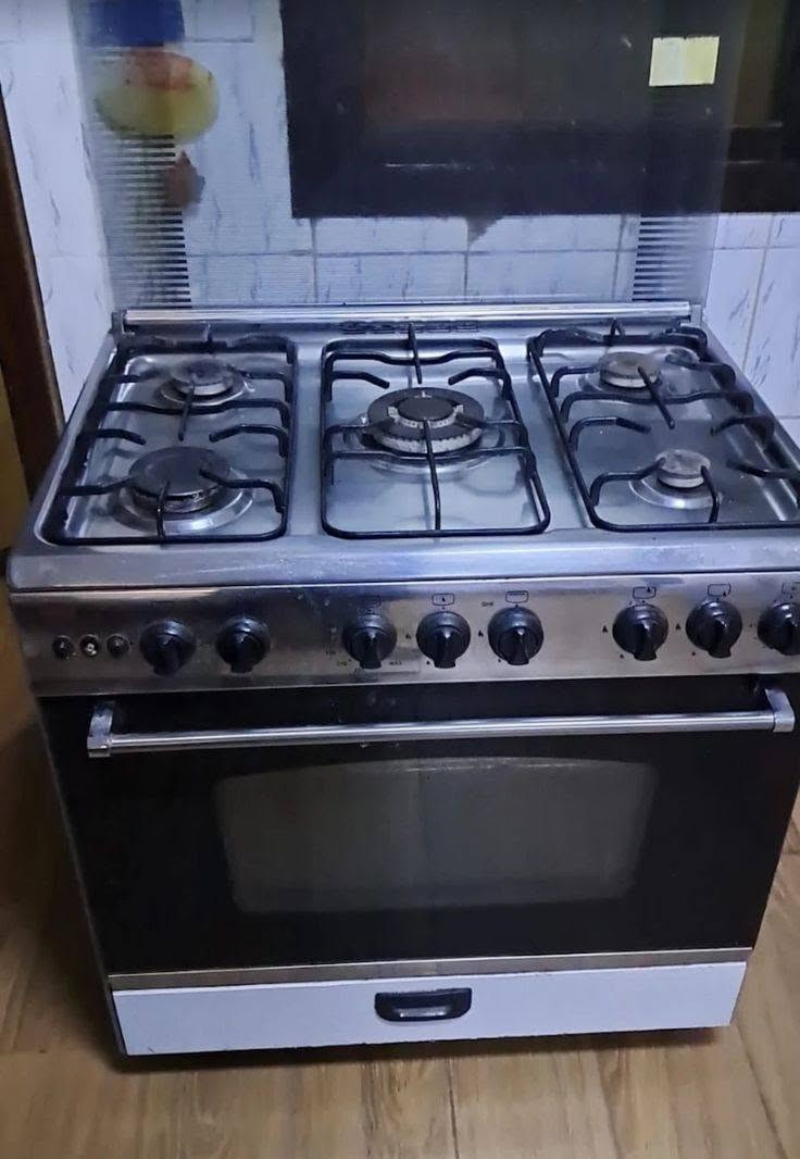 طباخ مستعمل ولكن نضيف ب٩٠ بيع مستعجل اتصل عل واتساب ***********
