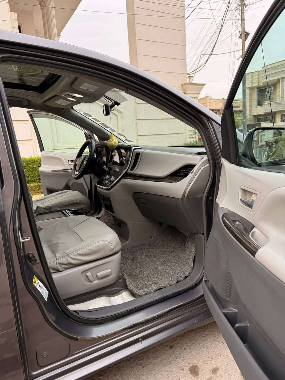 تويوتا سينا 2016
السياره جديده او حلوه 

بيها قطعه صبغ بنيد فقط 

كراسي كهرباء 🔴 

فتحه 🔴 

بصمه🔴 

تدفئه كشنات 🔴 

شاشه 

كامره 

حساسات 

وبعد بيها هواي موصفات 

السياره عليها منضومه غاز جديده 🔴🔴

ورقمها خط 🔴🔴🔴 

مكانها بغداد الامين 

السعر ١٧٨ وبيها شي بسيط ماكو هيج سعر ابد 

***********
