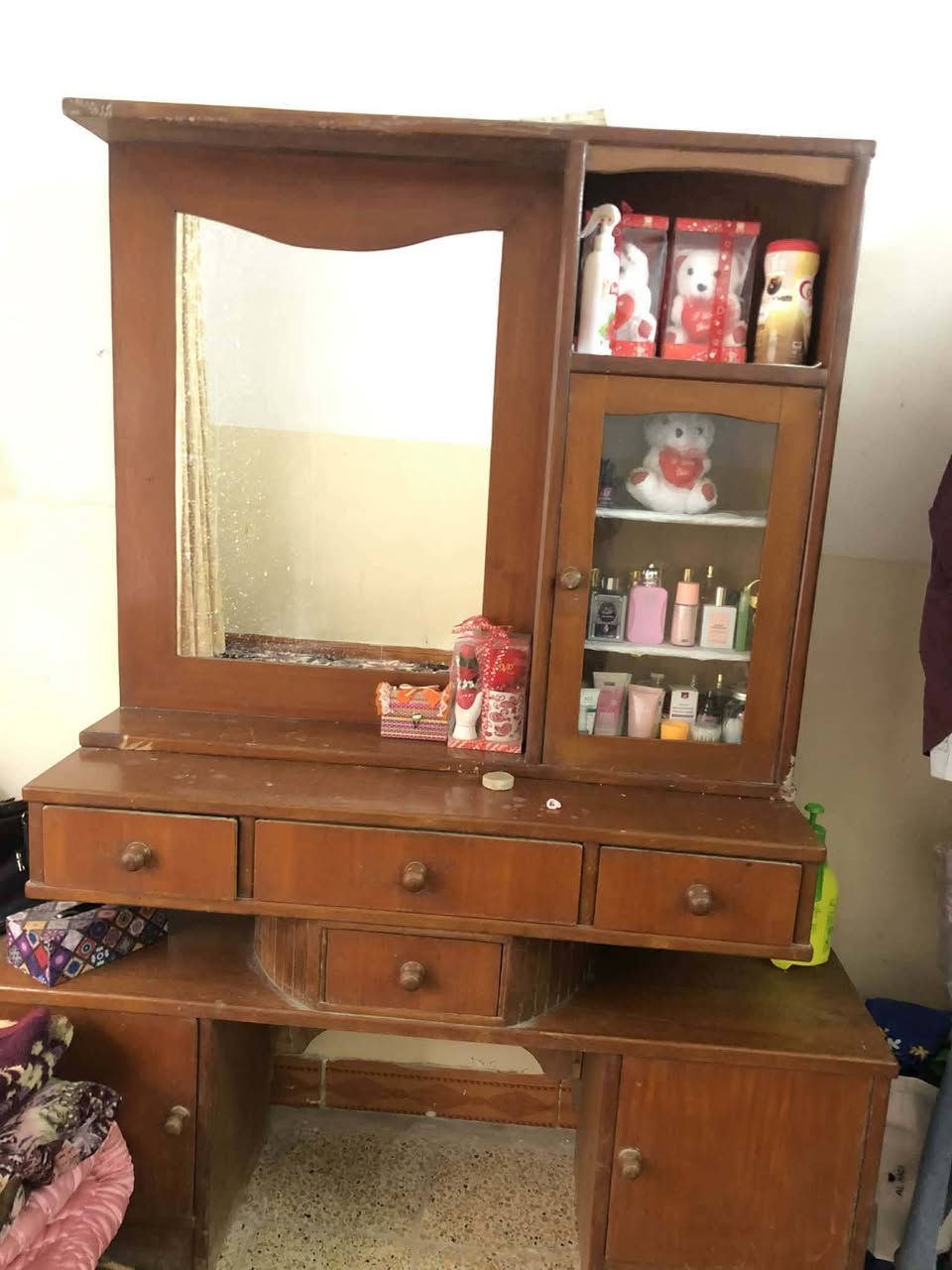 غرفه اخشاب من القديمات ابيعها كلها او مثلا قطع كلمن وحدها عادي خشبها نظيف بس هنا صار ترميم ومطلعيها ف متوسخه الكنتور هذا ممنصبيه بس مخلين البيبان هيج هو ٦ ابواب مو ٤ 
السعر ٢٥٠ وبيها مجال


**إذا كنت صاحب هذا الإعلان وتريد حذفه لأي سبب، رجاءا أرسل رسالة إلى الدعم الفني**