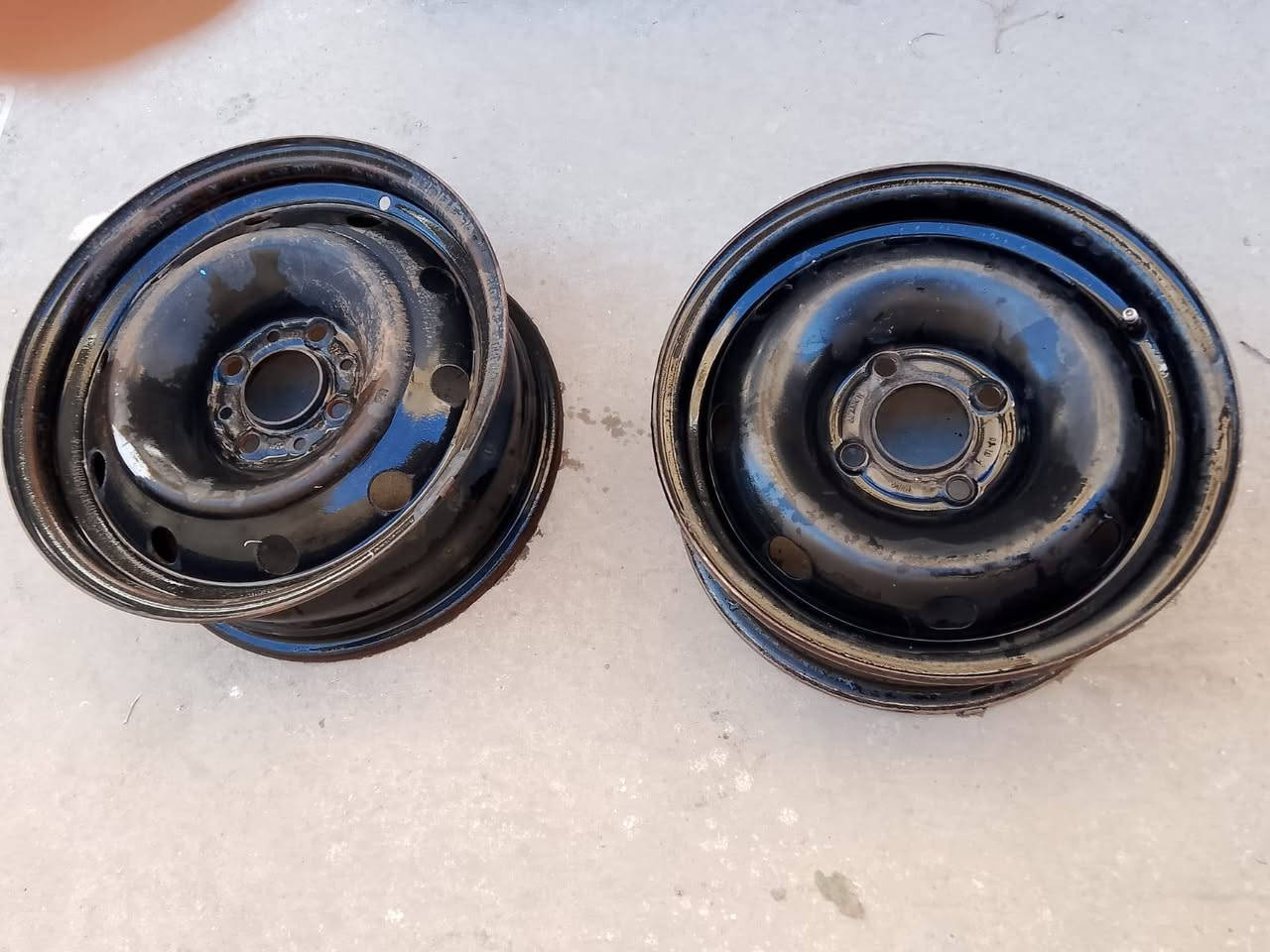 يدة لايت ودرع بلاستك وويال 2 واحد حجم 15 والثاني 14 وتلبيسة نايلون ثخين ماركة سمند ولايتات زوجين 
مكاني بغداد الامين الثانية ***********
