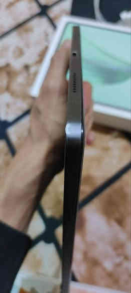 السلام عليكم اخوان للبيع ايباد هونر X8a الشاشة مالته 90هيرتز حجم 11انج بدقة 1200
المعالج مالته Qualcomm Snapdragon
الكامره خلفية 5/اماميه 5
الذاكرة 128+4
نضام التشغل:Android14
البطاريه 8300ملي امبير ماشاء الله فول 
الايباد بس بي هذن الشخوط الي بل ضهر خفيفات من وره الكفر 
الايباد مستعمله افلام مسلسلات دراسه فقط فقط مامنزل بي العاب 
البطاريه اطول فوك اليوم واكثر خير من الله 
سعره 185بي مجال للشراي بي خير ويتدلل 
مكاني بصره صبخة العرب 
رقمي *********** البصرة
