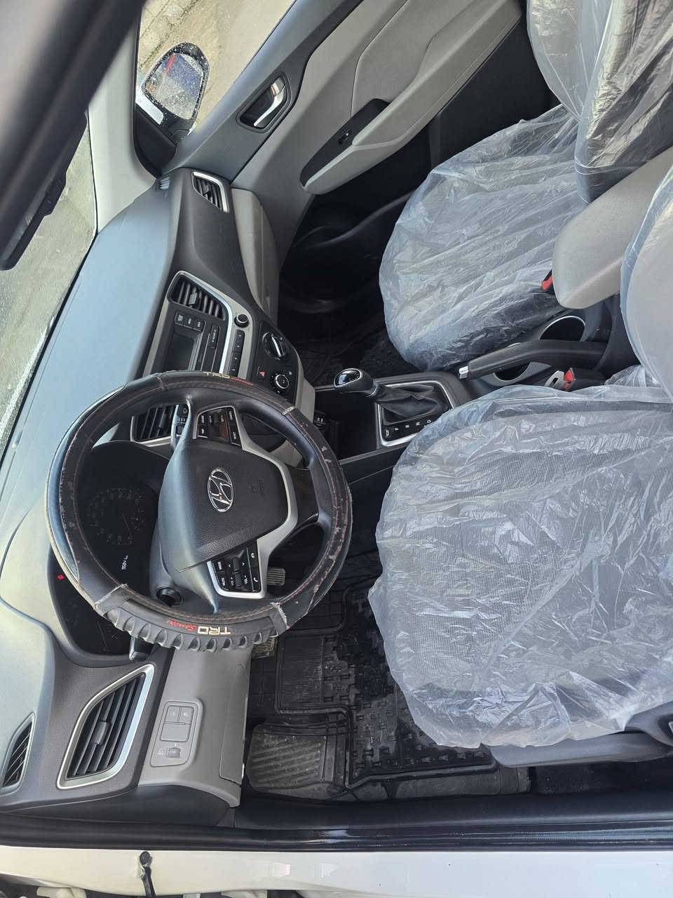 اكسنت 2020 خليجي 👉👉
السعر 120 وبيها مجال للشراي
رقم اربيل جديد 
سنوية 2026 ما ساقطة 
ناشر السونار عيني شوفه وهاي معلوماتها كامله 
اذا تحت تشوف صورة الضرر من الاسفل تفضل خاص 
ضررها ضربة صندوك ( الحوض لي الوسط ومرجع ) وجاملغ اليسار خلف  صبغ ومعجون
بيها داخل من جهة الجاملغ اليسار اثر الضربة 
صندوق مبدل  اصلي 
بيها كارت اثر شخط بالباب خلف السكن 

كوبون بانزين
سيارة ماشية 96 الف كيلو متر 
مثبت سرعة
تبريد قطعتين 
اشاير مري 
كاميرا خلفية 

المعلومات كامله اغاتي الي يحب يشتري يتصل 
سيارة كاملة وجاهزة للفحص والتراي 
كير محرك طخم شرط 
شراي تفضل اتصل ***********
مكاني حي الشرطة
