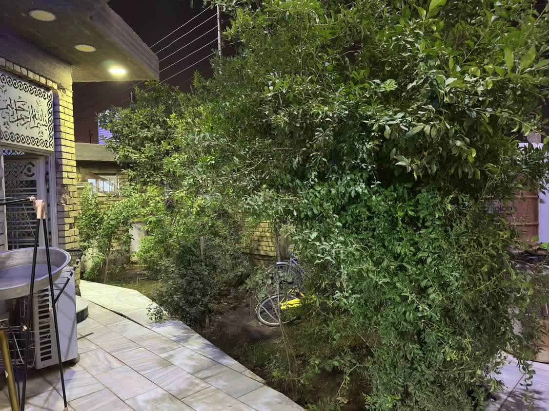 فرصة ذهبية للسكن الراقي في بابل - حي الأساتذة 🏠✨
للبيع منزل مميز بموقع استراتيجي وإطلالة مباشرة على المنتزه، يجمع بين الفخامة والراحة.
تفاصيل العقار:
 المساحة: 300 متر مربع.
 التصميم: طابقان بتوزيع هندسي مثالي.
 المحتويات: 7 غرف نوم واسعة، استقبال فخم، صالة ضيوف مريحة، مطبخ عصري مجهز.
 المميزات الخارجية: كراج خاص، حديقة منسقة بلمسات جمالية، وإطلالة مباشرة ومميزة على المنتزه.
الموقع: حي الأساتذة - منطقة هادئة وراقية وخدمات متكاملة.

***********
