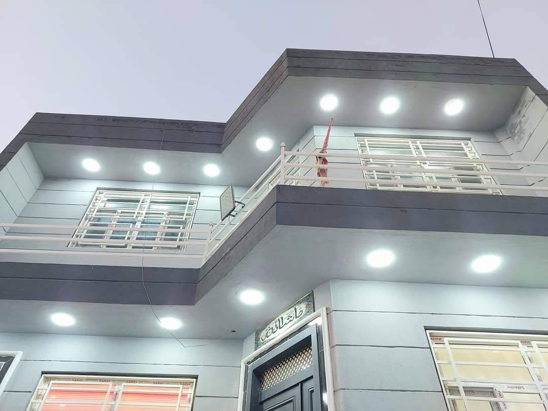 بيت ٢٠٠متر 🏠
_طابقين بناء درجة اولى سند ٢٥ زراعي 
_٤غرف نوم مع صالة كبيرةواستقبال و٣مجاميع صحية
_ حولي ام الخيل الشارع المقابل اسواق اليمامة
الاستفسار اكثر مراجعة مكتبنا او الاتصال
***********
