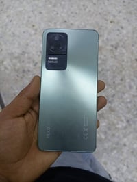 بوكوF4 ذاكرة 256 12 سعر 150 وبي مجال قليل  07733215457