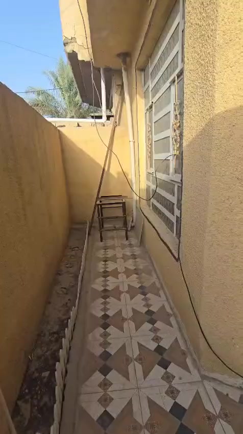 السلام عليكم 

للبيع .... دار سكن طابو زراعي 

الحالة :  الدار فارغ وبحالة ممتازة وجاهز للسكن الفوري 

المساحة الاجمالية : 120 متر مربع واجهه 10 متر ( سند 25 ) بناء درجة أولى 

الموقع : المحمودية / حي الحكيم 

عدد الغرف : غرفة نوم واحده / مع صالة / واستقبال 

المرافق المنزلية : مطبخ / وحمام / وصحيات مع ( صحيات خارجية ) 

السعر : (45مليون) 

للمزيد : الاتصال *********** متواجد واتس اب . 

تحياتنا .
