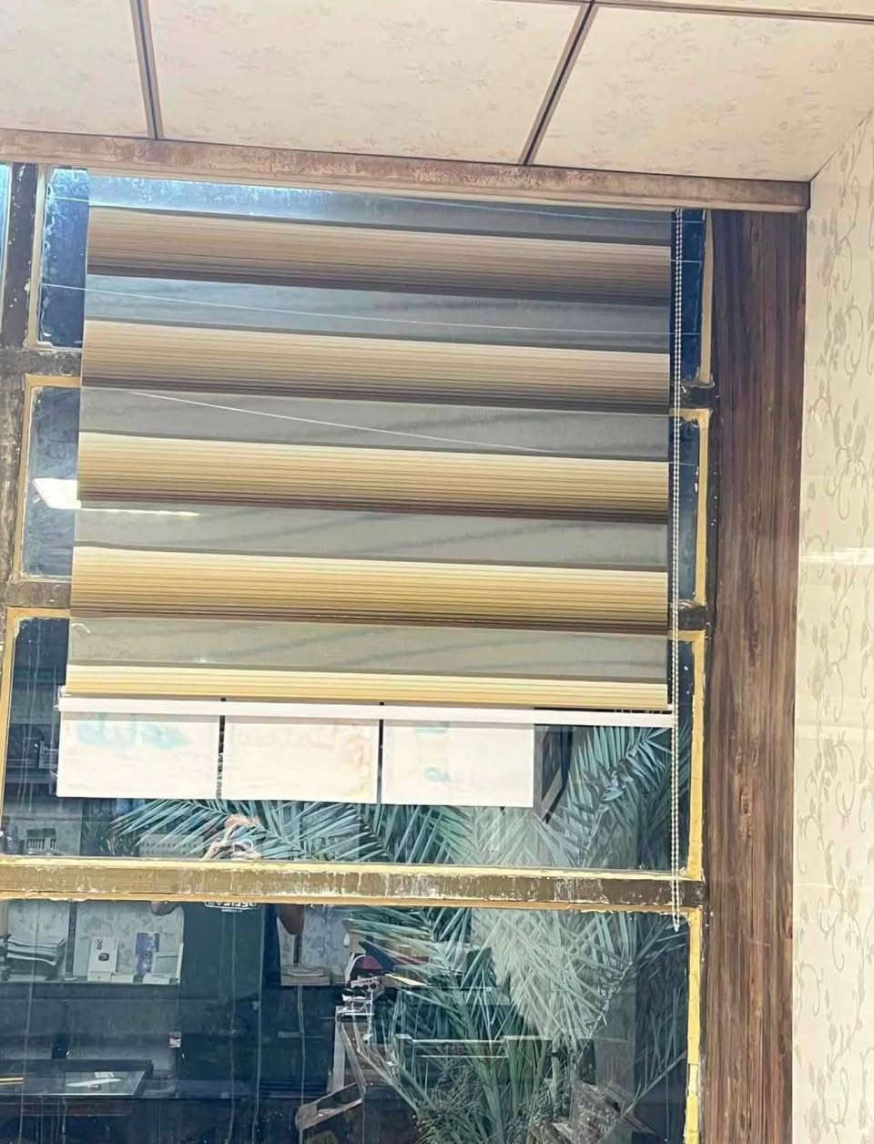 كرفان جاهز من كل شيء
-الارتفاع 3 متر
-عرض 3 متر
-طول 5 متر
-استعمل حديد ثقيل في تصميم الهيكل. مع اساس شيلمان H ثقيل
-الساندوتش درجة اولى. 
-تغليف الجدران من الداخل بشرائط بلاستك. 
-الارضية خشب 14 ملم. 
-السقف مغلف بقطع سقف ثانوي بورك.  
-تسليك كهرباء كامل مع الاضاءة. 
-الواجهية زجاج 6 ملم.
**امكانية بيع المحل بالكامل او فقط الكرفان. 
للاستفسار : ***********
#كرفان #ساندوش #بوث #حداد #عمل_كرفانات
