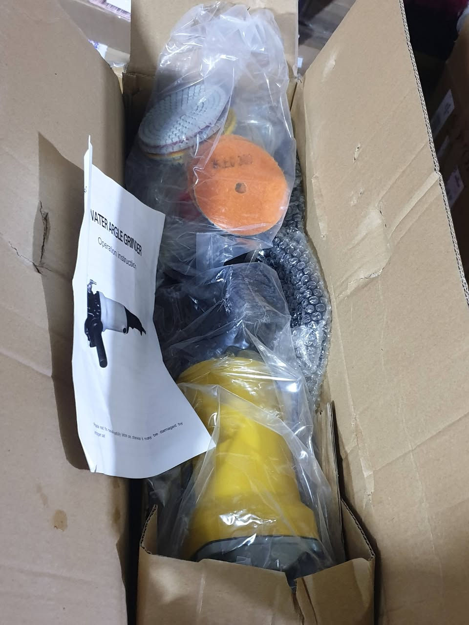 السلام عليكم
قطعة من أمازون ما اعرف سعرها خلونا سعر

هذه الأداة هي جلاخة زاوية (Angle Grinder) من علامة VEVOR التجارية. 
المحرك: تعمل بمحرك قوي بقدرة 11 أمبير، وتصل سرعته إلى 12,000 دورة في الدقيقة. 
الاستخدام: مصممة لقطع وتجليخ مجموعة متنوعة من المواد، بما في ذلك المعادن، الحجر، والخشب. 
المميزات: تأتي مع واقي قابل للدوران بزاوية 360 درجة لزيادة الأمان، ومفتاح تجديف (Paddle Switch) للتحكم السهل. 
الملحقات: تتضمن المجموعة أقراص قطع/تجليخ مقاس 4-1/2 بوصة ومفتاح ربط لتغيير الأقراص. 
التواصل خاص او الاتصال على الرقم 
***********
