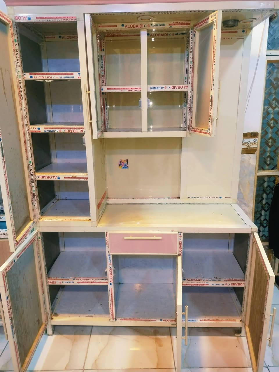 كاونتر للبيع دواخله بجيس الشراي يتفضل خاص عنواني بغداد ومتوفر توصيل ***********
