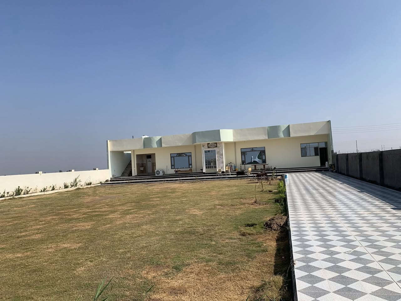 السلام عليكم مزرعة للبيع مساحه ١٣٥٠ ركن اللقمانية مجاور منطقة تتن تحتوي على مطبخ ٦في ٦واستقبال ١٦م وصحيات خدمات مي فول بدون انقطاع وشوارع سبيس وأنارة الموقع خلف مخازن الدهلكية *********** السعر خاص او اتصال
