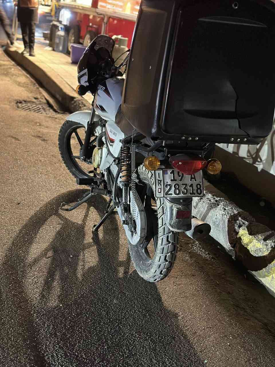 السلام عليكم بوكسر كلاسك مديل 2023 
مجفته تجفيت جديد صار شهرين بس كامت دخن من وره الولفات بيه خيط دخان مينشاف 
تخم تاير جديد اشاير جديد شفقه دشبول جديده بنزات جديد تجفيت عام جديد ماعده الكور اضمنه سنويه جديده رقمين بيه طعجه بل تانكي امانه الله ورسوله ما اشتغل بيه ولا متعبه خاله جواي اطلع بيه مره مرتين بل يوم السعر المطلوب مليونين وبيه مجال  بيك خير ودلل 2000/000 ر***********
