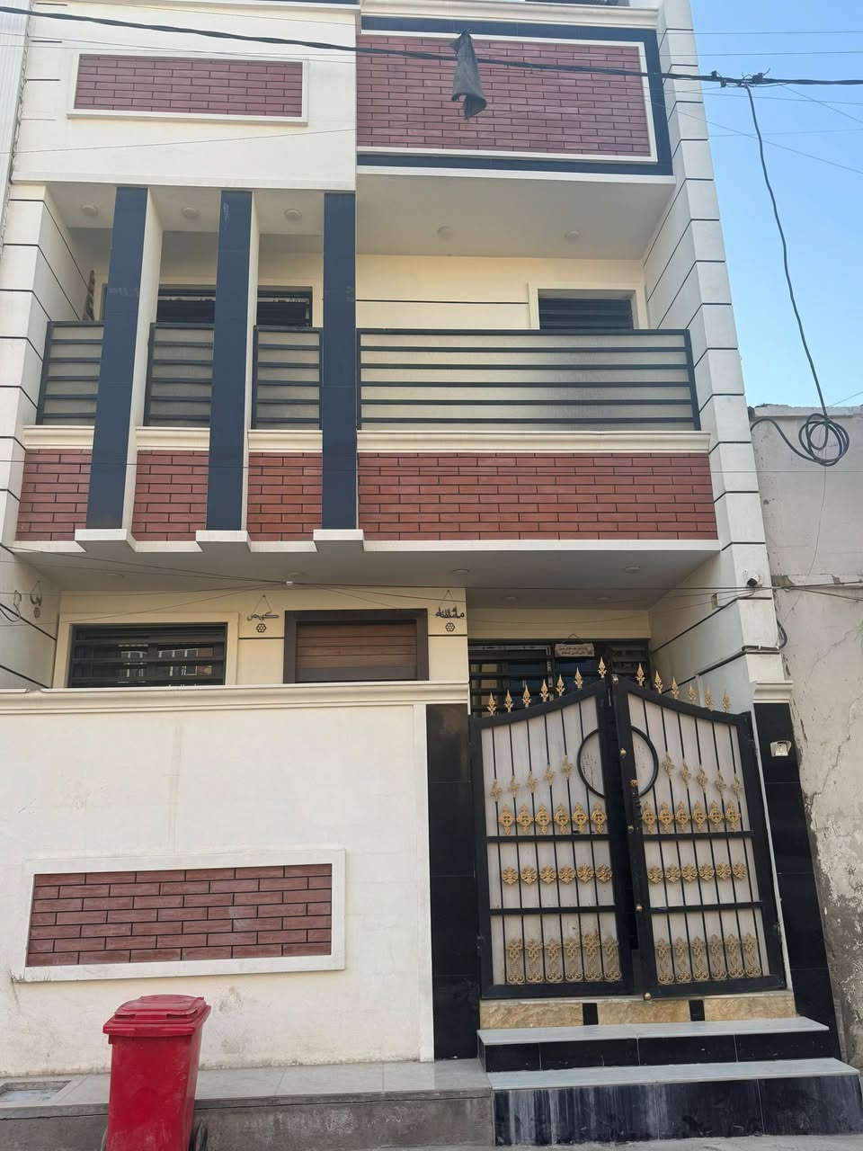 دار للبيع مساحة 90 متر الحرية الثالثة خلف مصور الشاشة بيت مكون من 3 طوابق بناء 2023المدخل طرمة مدخلين استقبال ومطبخ و هول وغرفة منام كبيرة وحمام و منور والطابق الثاني غرفتان وحمام الغرفة الأمامية كبيرة وتحتوي على بلكونة الطابق الثالث غرفة نفس حجم الغرفتين الجوة وحمام وحولي و سطحين سطح ناصي و درج وسطح عالي 
***********
