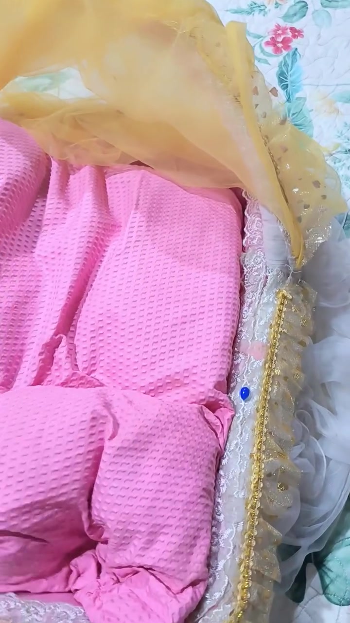السلام عليكم 
مهد طفل حديث الولادة لامحتاج حقاً يجي يتفضل ياخذه بثواب سيدي ومولاي
 عبدالله الرضيع ع )وانا بالخدمة لاستفسار الاتصال عل الرقم التالي ***********
