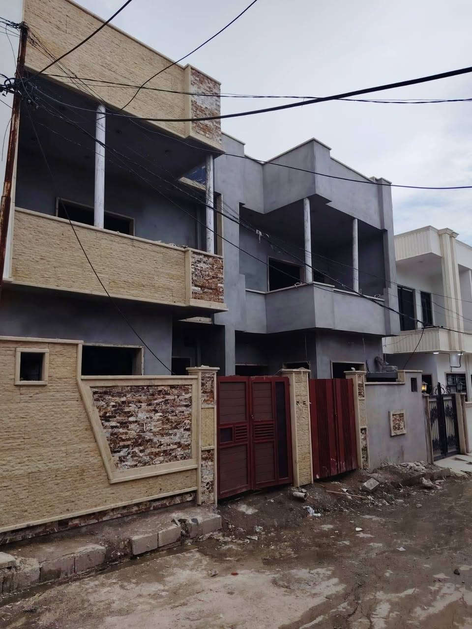 بيت للبيع قيد الانشاء شغل فول كامل خدمات ماء كهرباء تبليط نظام تيك توك كاميرات سبالت جمعيه جمعيه الزراعه خلف معمل غاز التوفيق مساحه 106 متر سعر 65وبي مجال للاستفسار اتصال على الهاتف *********** بي واتساب *********** مراجعه مكتب صكر الهاشمي
