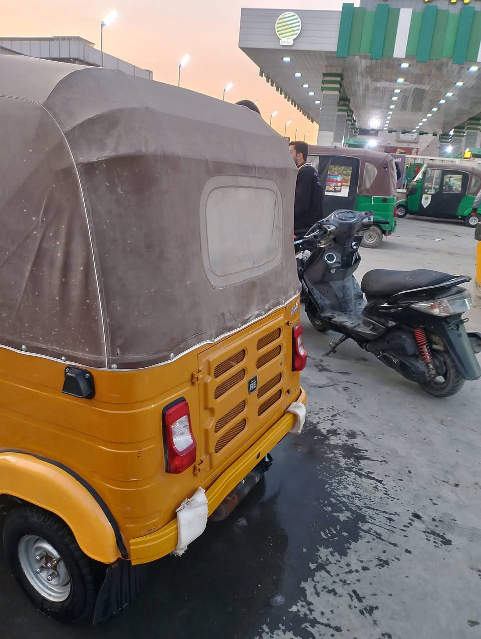 سلام عليكم تكتك للبيع كفاله عامه حته دوسه ما معمره رقم كربلاء مشروع وطني مكينه خير من الله مكاني بغداد سبع قصور سعر ٦ ونص بيه مجال شي قليل رقم ***********
