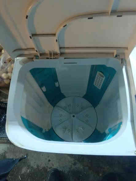 📢 للبيع غسالة نصف أوتوماتيك حوضين

غسالة ملابس بحوضين (غسيل + عصر) بحالة جيدة، تعمل بشكل طبيعي، مناسبة للعائلات والاستخدام اليومي.

✅ نظيفة وجاهزة للعمل
✅ استهلاك كهرباء اقتصادي
✅ قوة عصر جيدة
✅ سهلة الاستخدام والصيانة
✅ ضمان أسبوع على التشغيل
✅ خدمة توصيل متوفّرة

📍 المكان: دهوك
💰 السعر 50 ألف دينار
📞 الهاتف: *********** دهوك
