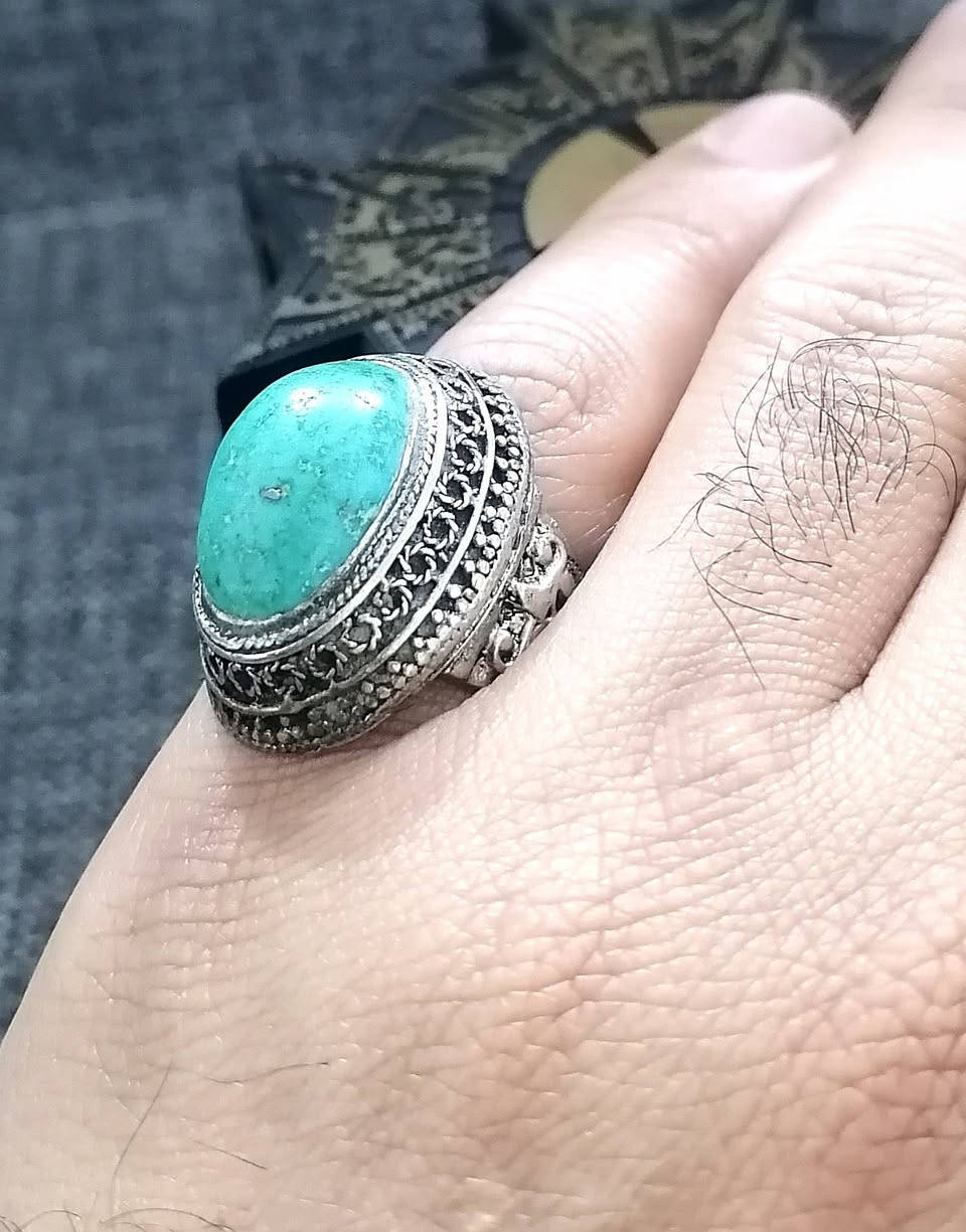 خاتم رجالي قديم جدآ متوج بحجر فيروز اصلي
مع علبة من خشب الزان للعلم الخاتم مو فضة
يتوفر توصيل الى كافة المحافضات
وتساب ***********
